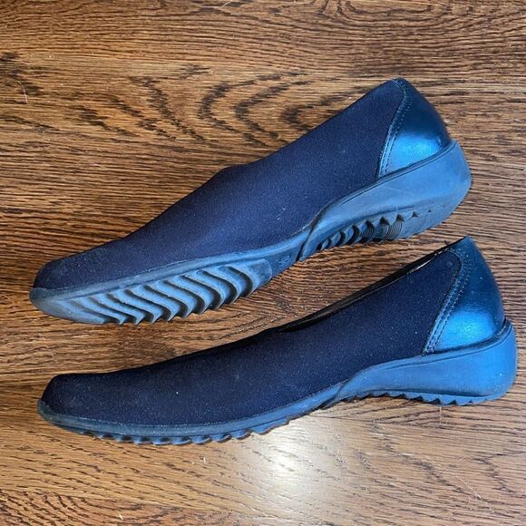 Munro black cloth slip on loafers with shock absorbing heels - Picture 2 of 8